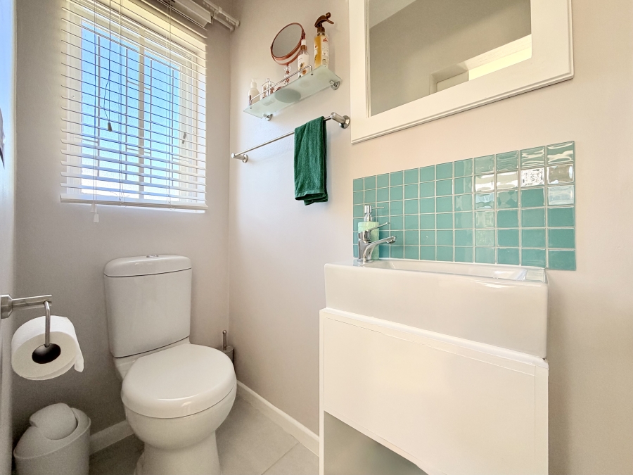2 Bedroom Property for Sale in Sandbaai Western Cape